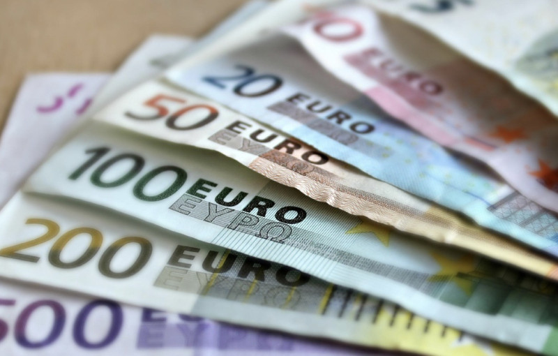Geldfeest in Oostenrijk! Erfgenaam van BASF gooit 25 miljoen euro in de lucht en nodigt 50 gelukkige Oostenrijkers uit om te beslissen waar het neerdwarrelt!