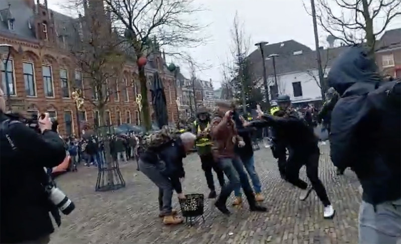 Koranverbranding in Arnhem loopt helemaal fout (video)