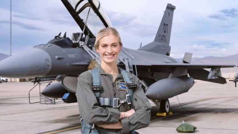 Deze ravissante tweede luitenant van de NAVY is gekroond tot Miss America