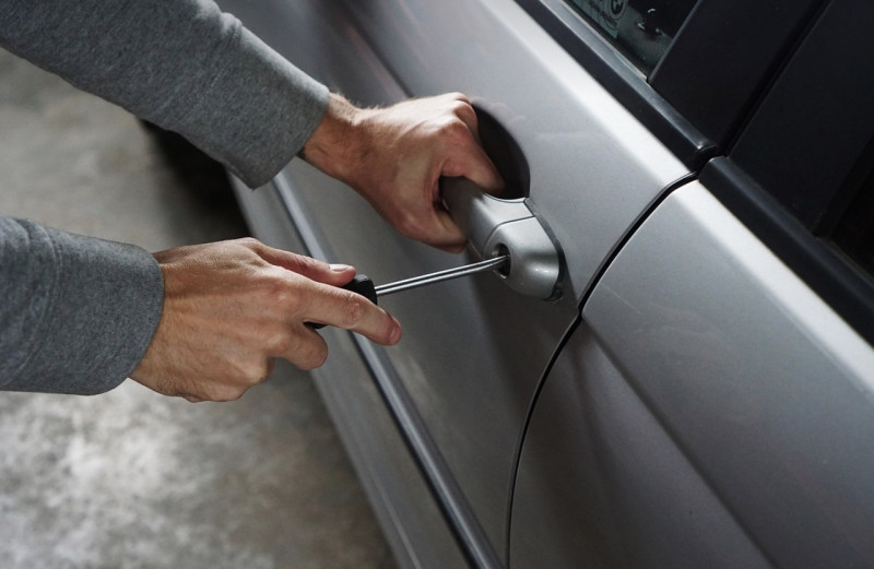 Botsende autodief krijgt rijverbod en boete
