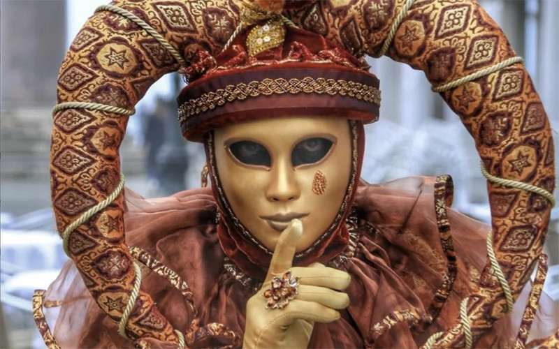 Carnaval in Venetië gaat van start met parade op het Canal Grande(video)