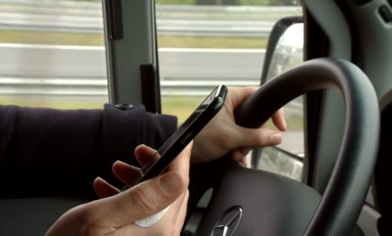 Parket Limburg is het beu: telefoneren = rijbewijs kwijt