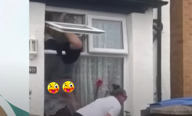 Dame die ramen boende met haar voorgevel laat van zich horen (video)
