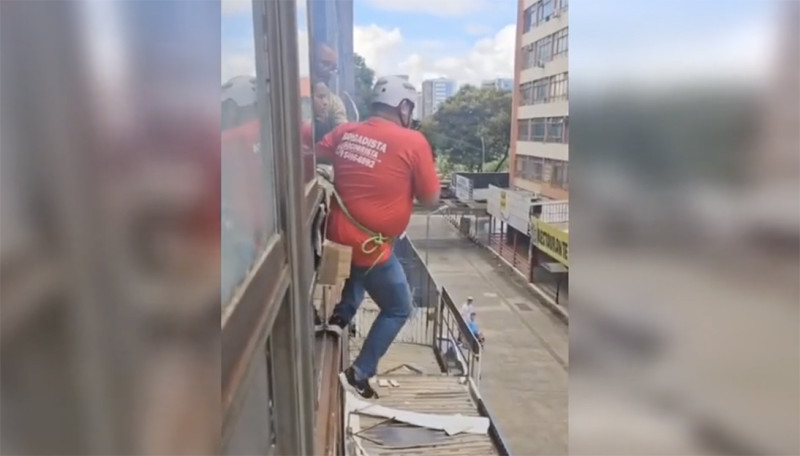 Ritje met kabelbaan loopt helemaal fout af (video)