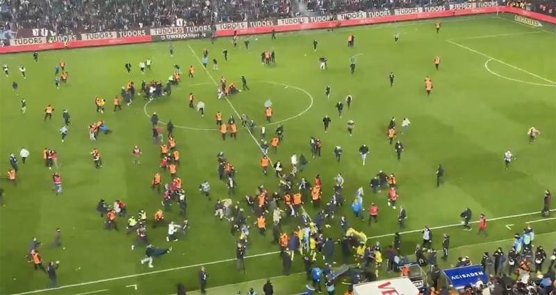Michy Batshuayi trakteert supporter op een achterwaartse karatetrap
