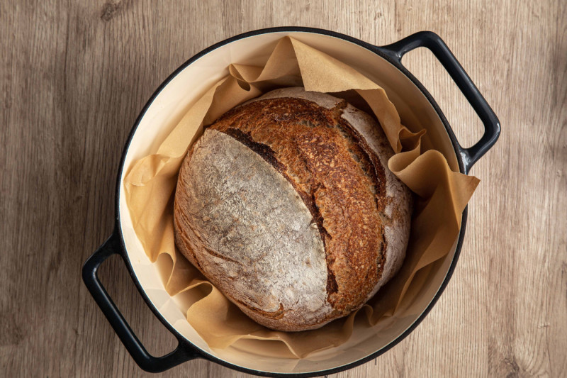 Zelf brood bakken zonder broodmachine: zo bak je het krokant in de pan