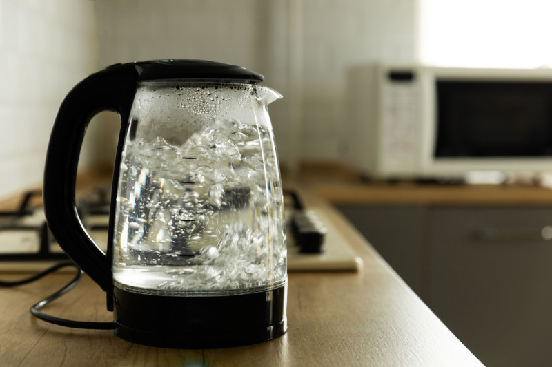 Feit of fabel: mag je water uit de waterkoker opnieuw opwarmen?