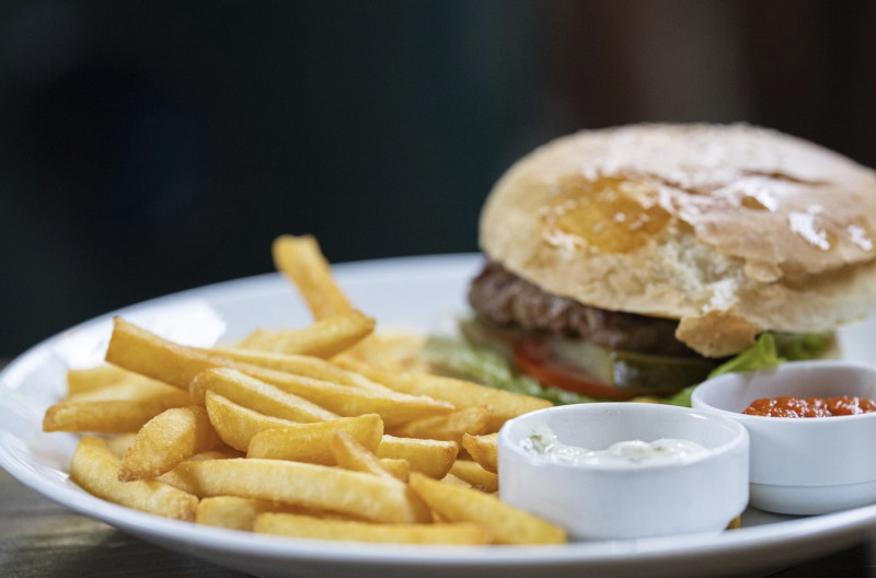 Frituurvrees: fastfood blijkt je hersenen te frituren
