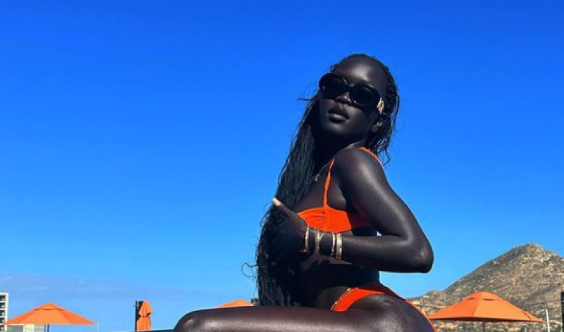 Model met bijnaam 'Koningin van de Duisternis' doet monden openvallen aan strand (video)