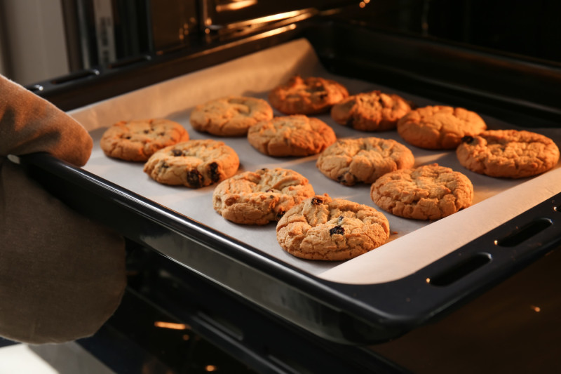 Vermijd deze 5 dingen als je de oven gebruikt (en ja, die kruimels die je laat liggen zijn not done)