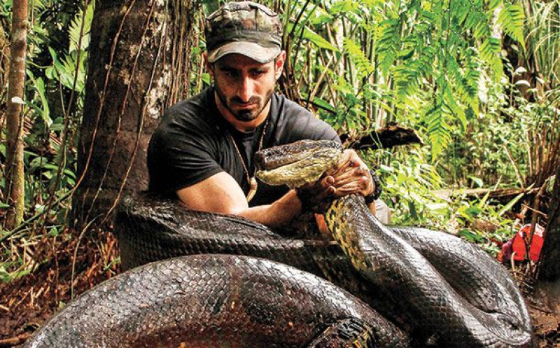 Dit is de enige man ter wereld die zich vrijwillig aanbood als hapje voor een anaconda (video)
