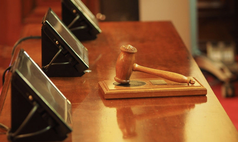 Schandaal in de rechtbank: rechter ontsnapt aan schorsing na examenvragen-fiasco