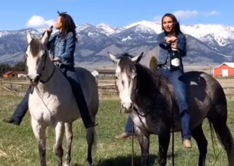 Daarom ontkurk je best geen champagne al zittend op een paard (video)