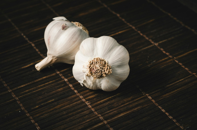 Snijden, persen, kneuzen of pletten tot een pasta: hoe pak je knoflook aan?