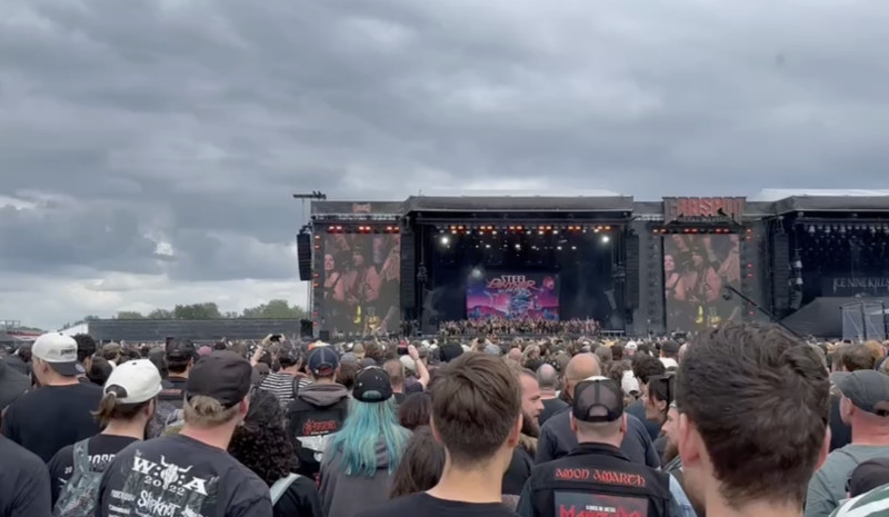 Dames tonen massaal hun boezem in Dessel (video)