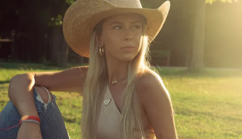 Hawk Tuah-meid gooit bikinifoto online en geeft duidelijkheid over OnlyFans-carrière (video)
