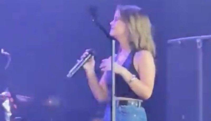 Zangeres flasht haar botergrot tijdens optreden (video)