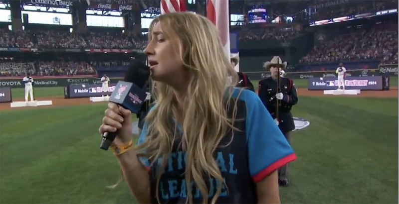 Countryzangeres zingt het Amerikaans volkslied zo vals als een kat (video)