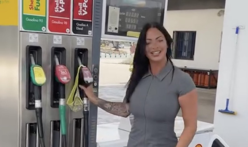 🎥 Ondergoedloze, kortgerokte influencer krijgt het zwaar te verduren