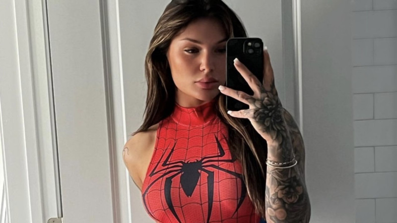 📸 Getatoeëerde milf laat dagelijks zien waarom ze uren in de fitness doorbrengt