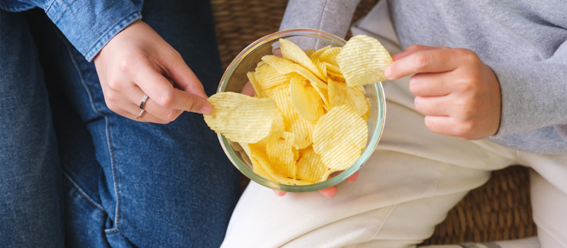 Waarom zit er zoveel lucht in een zak chips