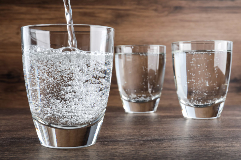 Is plat water gezonder dan spuitwater?