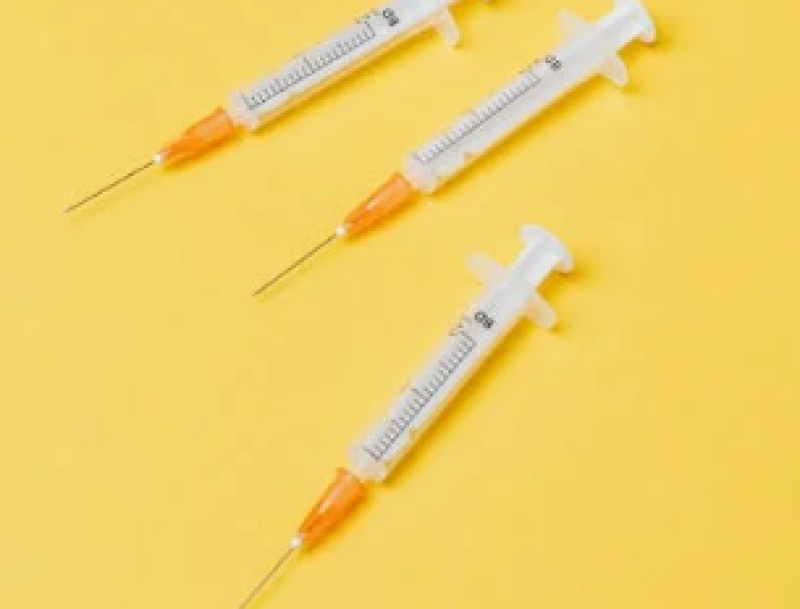 Jonge vrouw reageerde bijzonder slecht op vaccins: hebben antivaxers dan toch gelijk?