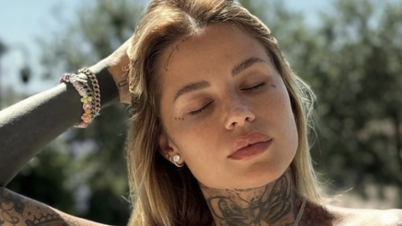 📸 Maakt deze Franse WAG en tattoo-model morgen de Heizel onveilig?