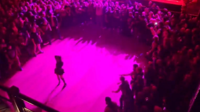 🎥 Inluencer vs Metal Mosh Pit: en de winnaar is...