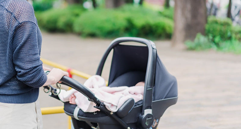 Schokkend: moeder neemt overleden peuter drie dagen mee in buggy om moord te verhullen