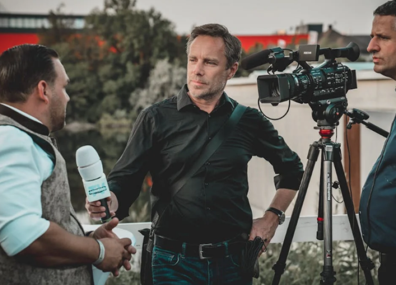 Nederland: opnieuw meer aanvallen op journalisten bij uitoefenen van beroep