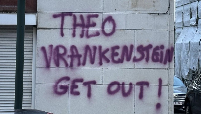 Brusselse relschoppers reageren met graffiti op verfkogels van Theo Francken