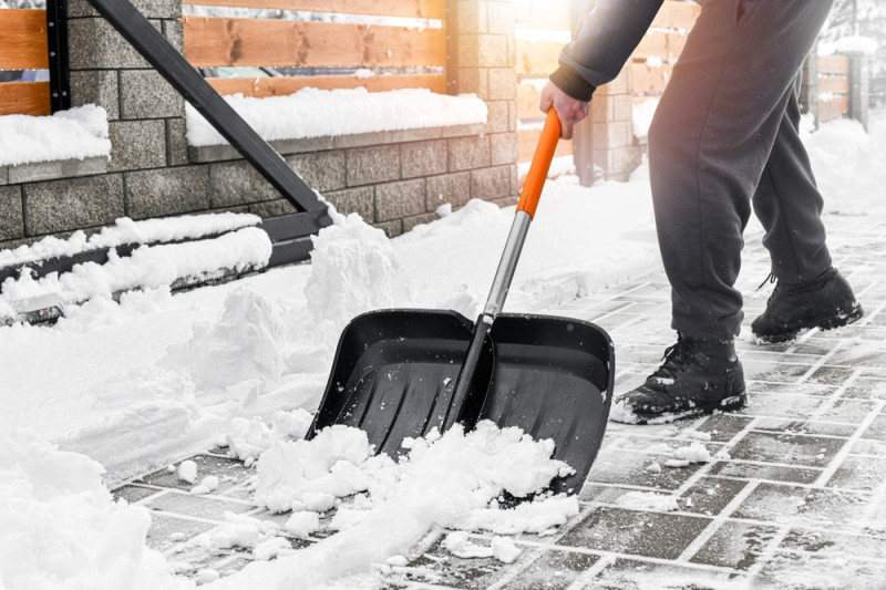 Waarom je stoep sneeuwvrij maken méér is dan een formaliteit