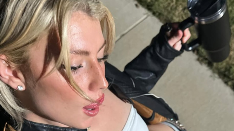 📸 Popsterretje Dasha heeft een wel heel aparte boodschap aan de dames in haar publiek