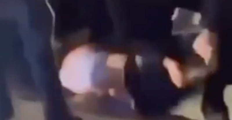 🎥 Plassende man glijdt uit tijdens vriestemperaturen en blijft plakken aan de grond