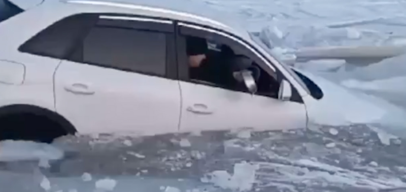 🎥 Rus rijdt auto het meer in en probeert met een kom het water eruit te scheppen