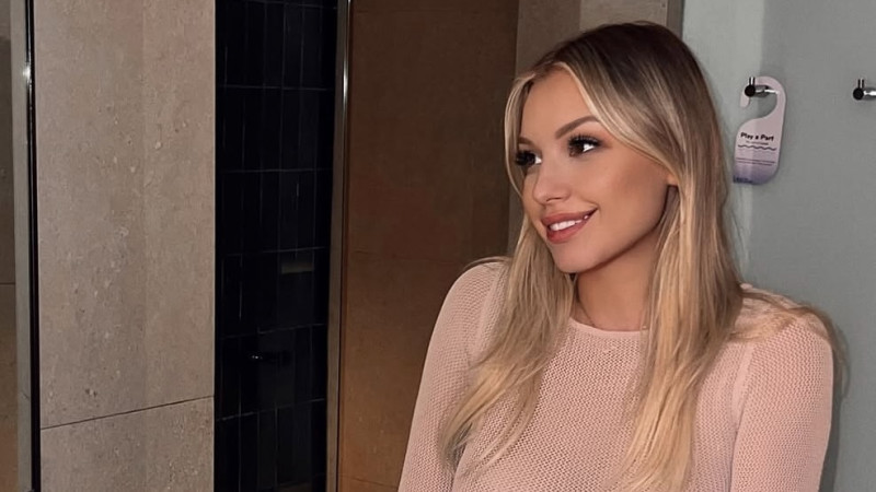 Blonde Katrin is een dikke deugniet
