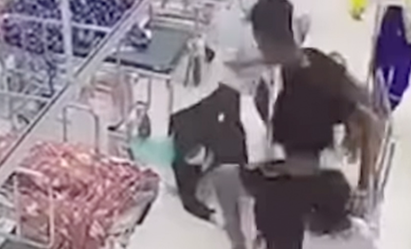 🎥 Toerist wordt wakker in ziekenhuis en begint meteen meppen uit te delen