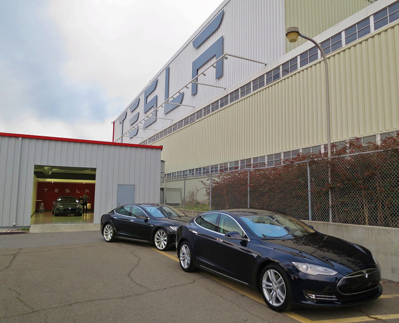 Nederland: Tesla-showroom in Den Haag beklad met hakenkruizen en leuzen tegen Musk