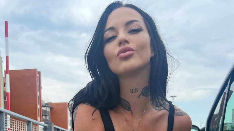 📸 In latex gehulde dominante Nikita houdt mannen graag aan het lijntje
