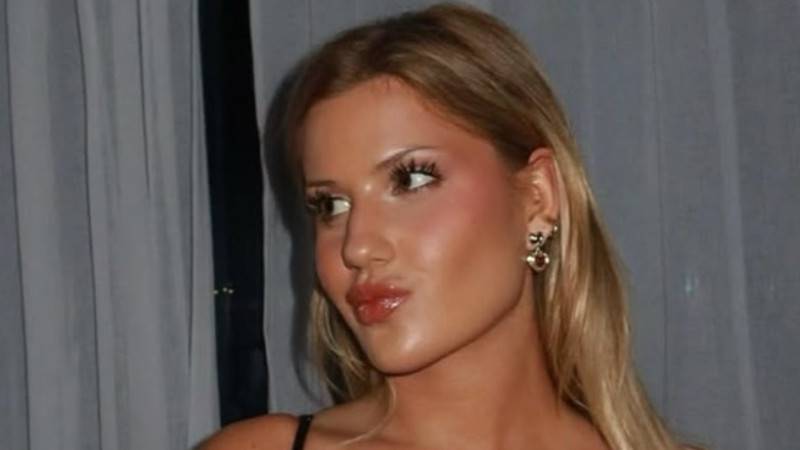 📸 Blondine Ellie maakt mannen knetter met haar ondeugende vragen