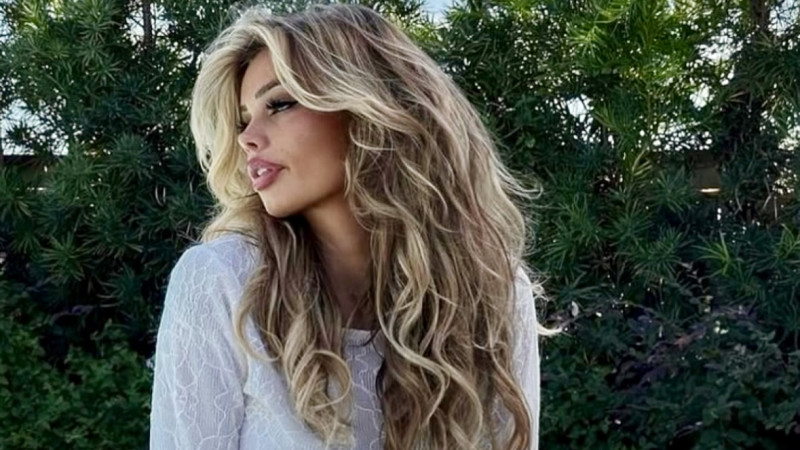 📸 Laura, de knappe Nederlandse met de looks van Brigitte Bardot