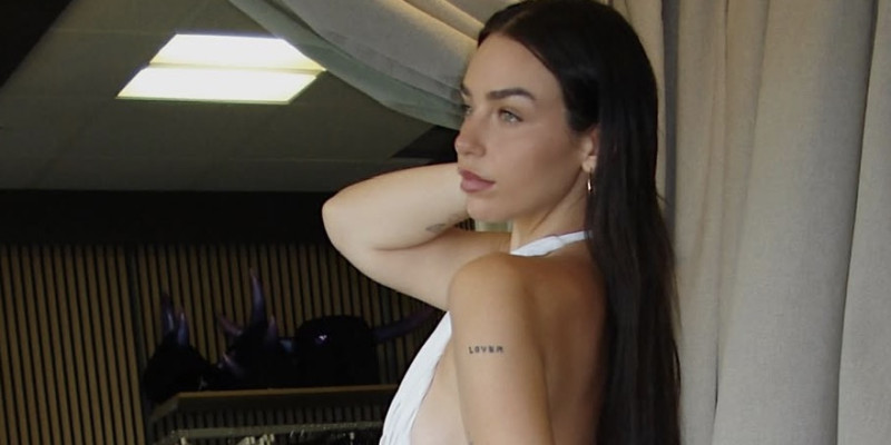 📸 Influencer gaat viraal met gewaagde jurk: “Tampon nodig?”