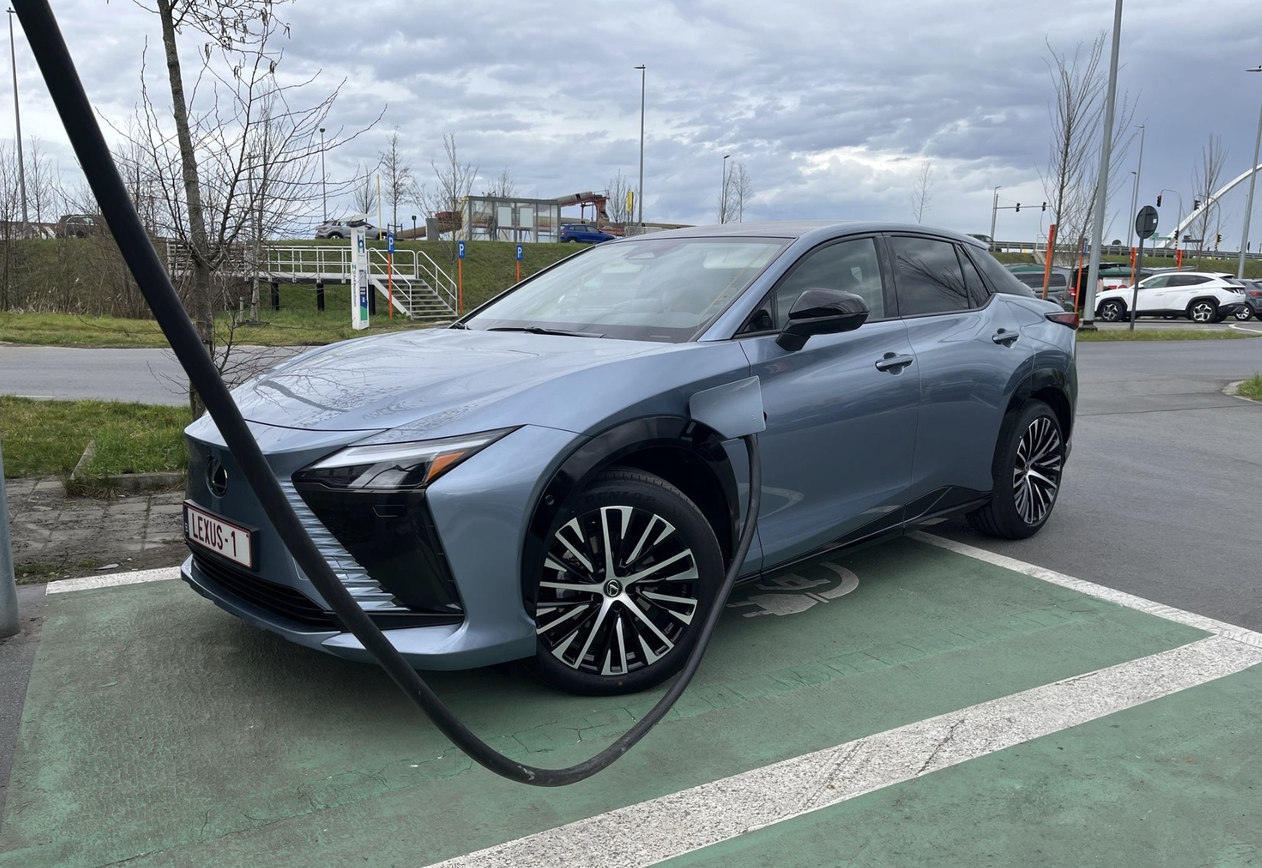 Voor jou getest: Lexus RZ 300e – dé EV voor laadpaalknuffelaars