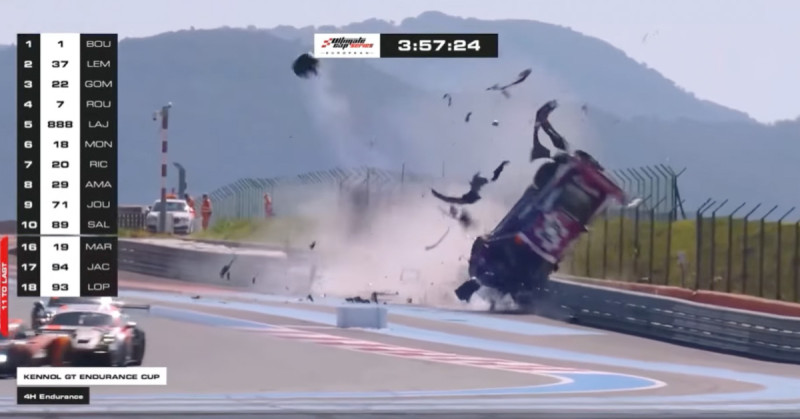 🎥 Race-zender gedwongen om live-uitzending te onderbreken na gruwelijke crash van coureur