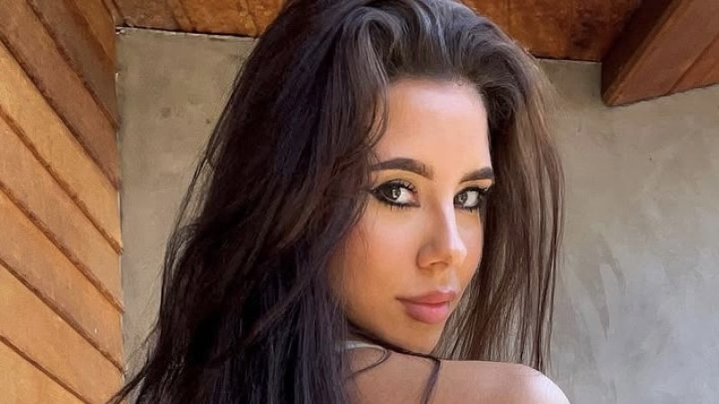 📸 Verleiden zit in de natuur van brunette Roksana