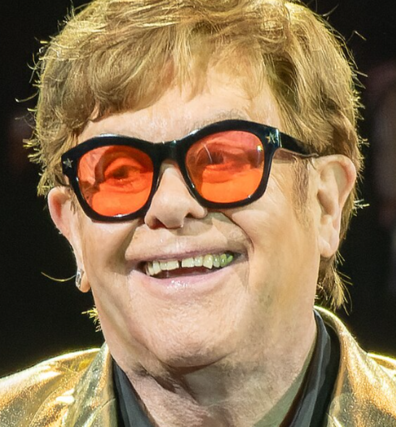 Elton John Foundation verboden in Rusland: “propaganda van niet-traditionele seksuele relaties, westerse gezinsmodellen en geslachtsverandering”