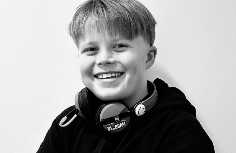 P op bezoek bij dj Bram (11): “Sommige volwassenen zijn jaloers, maar dan begin ik te draaien en zijn ze verbaasd”