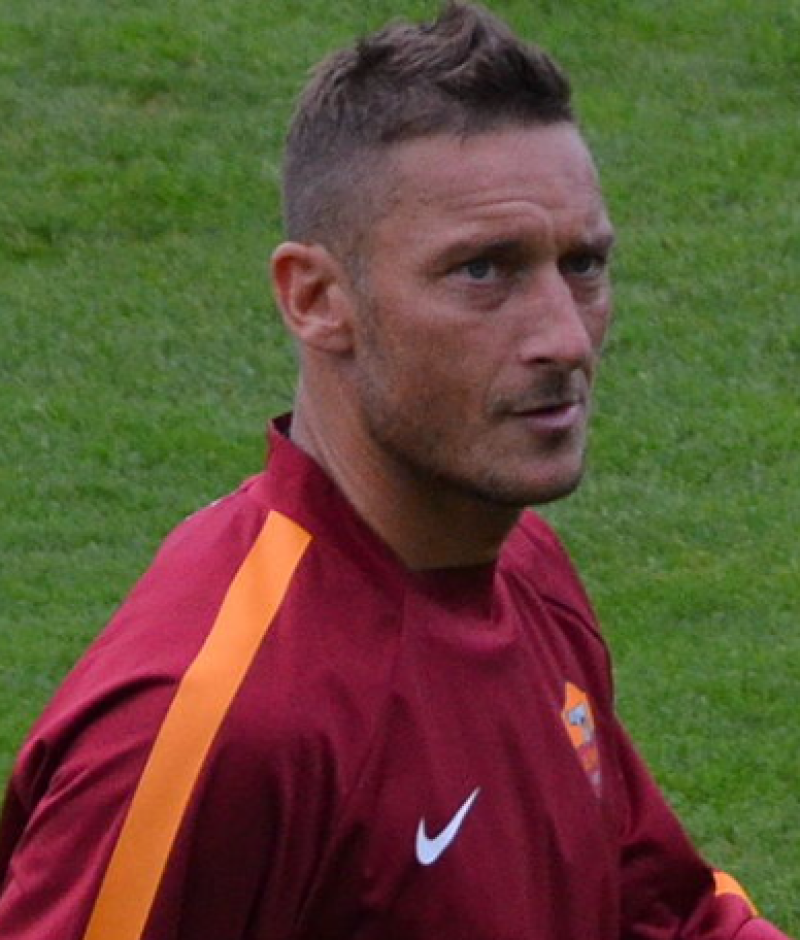 Kritiek op ex-voetballer Totti: in Moskou met zoon voor RB Awards - 'Zescijferig getal in euro’s om reis te organiseren'