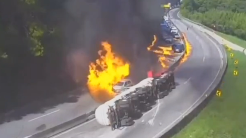 🎥 Ethanolramp: 27 voertuigen in vlammen na tankwagenexplosie